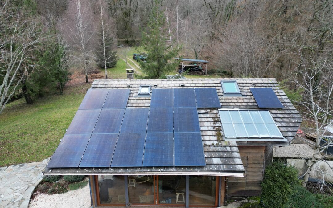 Les Mythes sur l’Énergie Solaire : Ce Que les Résidents de Haute-Savoie Doivent Savoir